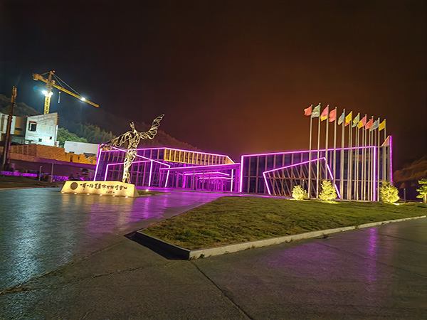 城市亮化是現(xiàn)代城市建設(shè)的重要組成部分，它不僅可以美化城市的夜景，還能提升城市的整體形象。隨著科技的不斷進步，城市亮化也得到了更多的關(guān)注和創(chuàng)新。本文將介紹一些關(guān)于城市亮化的創(chuàng)意和技術(shù)，幫助讀者了解城市亮化的重要性以及如何進行城市亮化的規(guī)劃和實施。